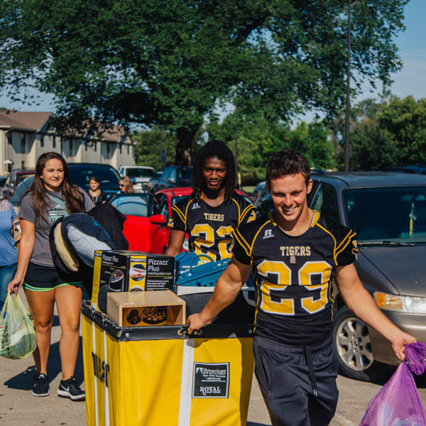 residential assistants helping in move-in days